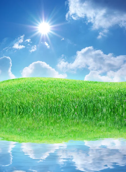 잔디와 깊고 푸른 하늘 — 스톡 사진