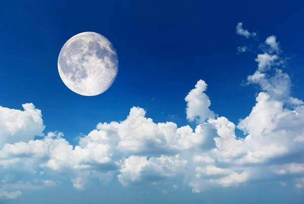Księżyc i błękitne niebo — Zdjęcie stockowe