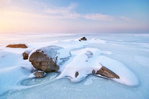 Камень на льду . — стоковое фото