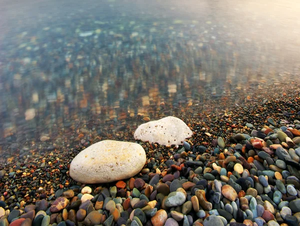 Море и скала на закате — стоковое фото