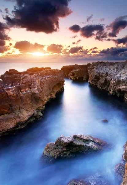 Moře a rock na západ slunce — Stock fotografie