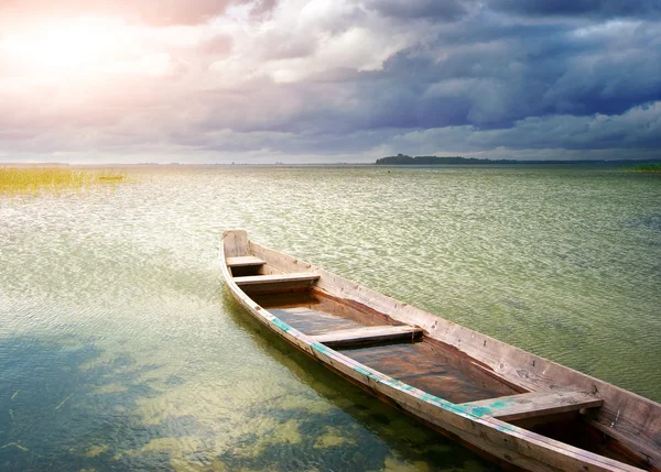 Barca singuratică pe lac — Fotografie, imagine de stoc