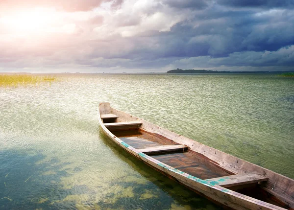 Barca solitaria sul lago — Foto Stock