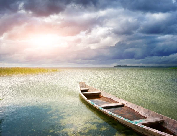 호수에 떠 있는 외로운 배 — 스톡 사진