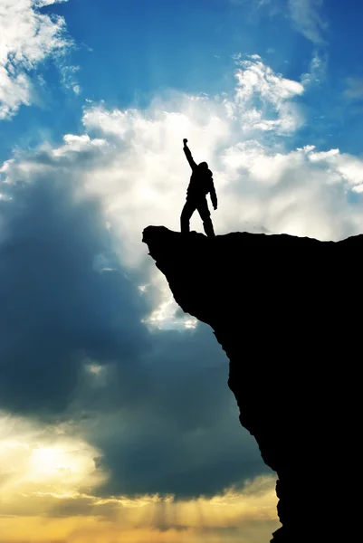 Hombre en la cima de la montaña. — Foto de Stock