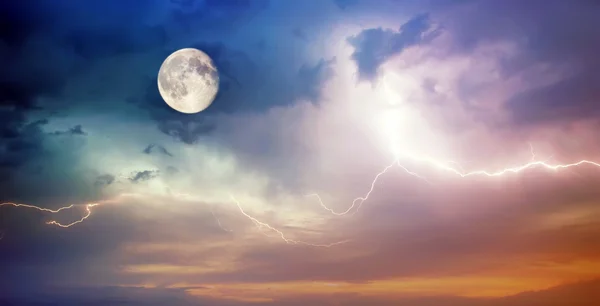 月と雷. — ストック写真