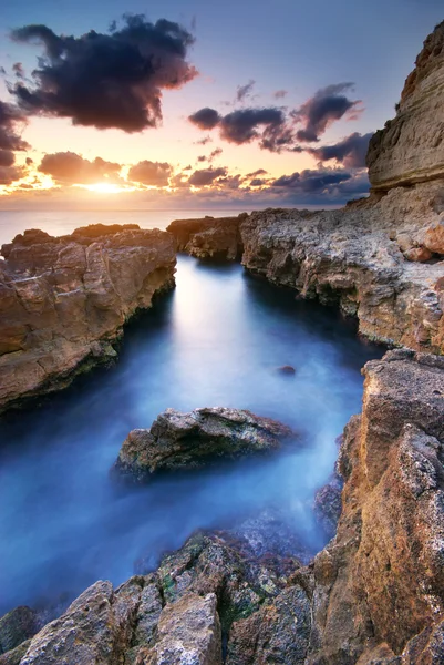 Mar e rocha ao pôr do sol — Fotografia de Stock
