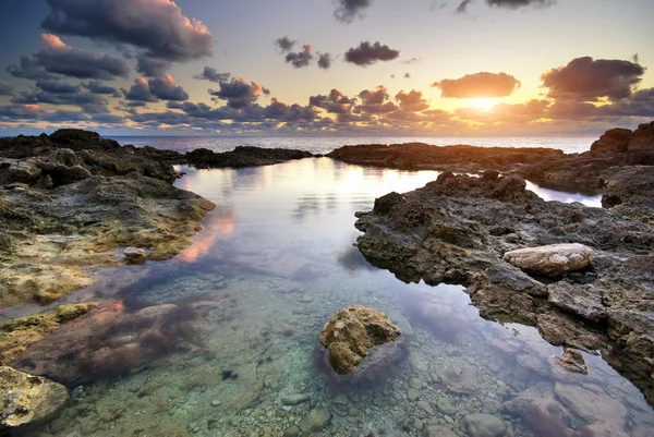 Deniz ve gün batımı, rock. — Stok fotoğraf
