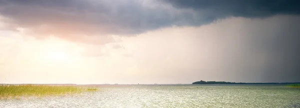 Самотній човен на озері — стокове фото