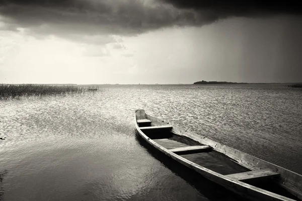 Eenzame boot op meer — Stockfoto