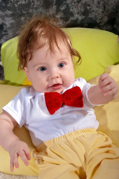 Kırmızı kravatlı, mutlu bebek — Stok fotoğraf