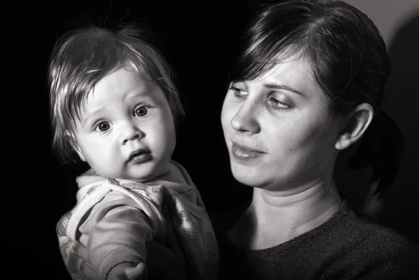 Черно-белый портрет матери с ребенком — стоковое фото