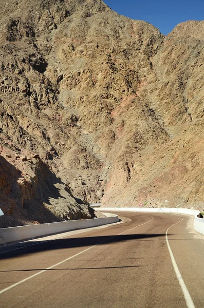 Estrada vazia atravessando uma montanha árida — Fotografia de Stock