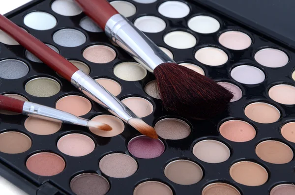 Make-up štětce a práškové oční stíny — Stock fotografie