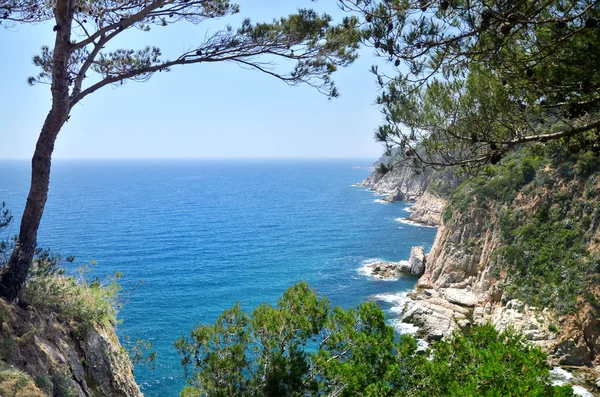 Espuma do mar Mediterrâneo costa rochosa — Fotografia de Stock