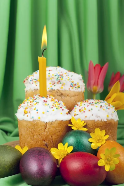 彩色的蛋和复活节蛋糕用点燃的蜡烛 — 图库照片