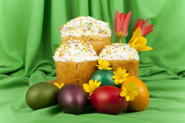 复活节蛋糕和彩色的鸡蛋 — 图库照片