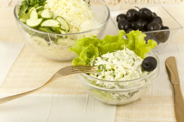 Tidig vitkål sallad med gurka och Oliver — Stockfoto