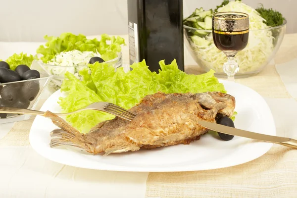 Sült hal a ponty saláták bor és olajbogyó — Stock Fotó