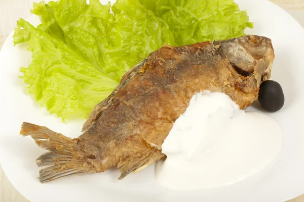 Ryby smażone karpie z kwaśną śmietaną — Zdjęcie stockowe