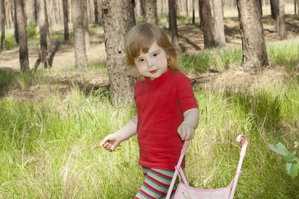 小女孩走在树林里 — 图库照片