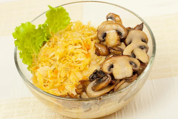 Cavolo brasato con funghi fritti — Foto Stock