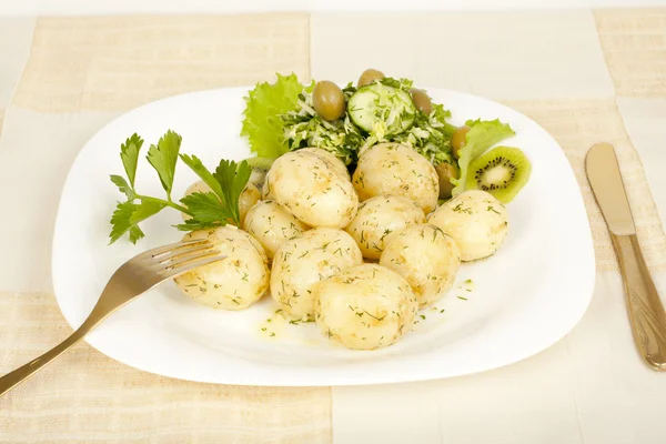 Frühe Kartoffeln mit Salat gekocht — Stockfoto