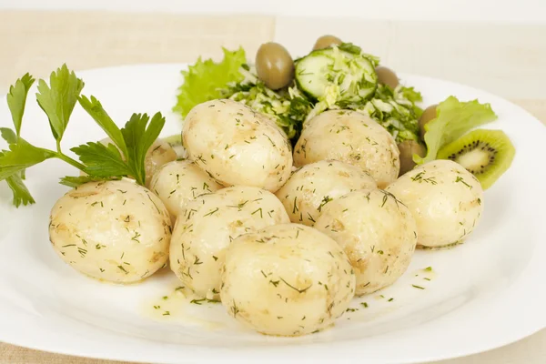 Картофель с салатом — стоковое фото