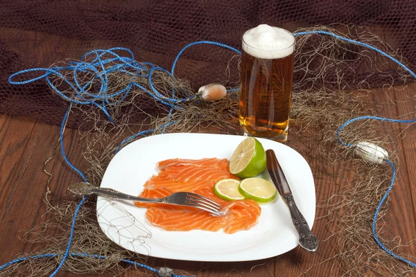 Натюрморт с нарезанным соленым лососем — стоковое фото