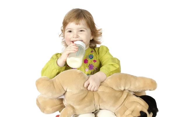Bambina che beve latte da una bottiglia — Foto Stock