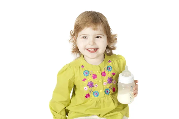 Petite fille avec une bouteille de lait — Photo