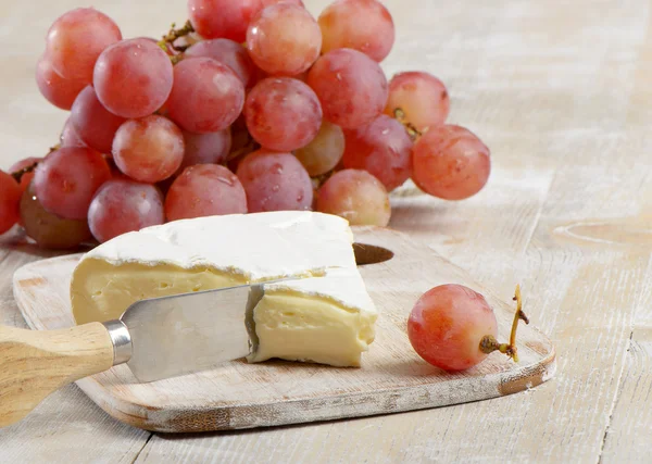 Käse und Trauben — Stockfoto