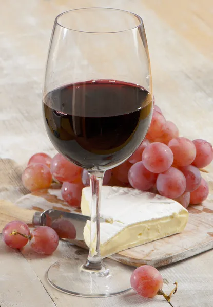 Red wine,grapes and cheese — Stock Photo, Image