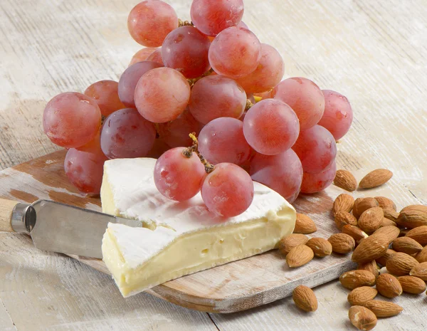 Сиром і виноградом — стокове фото