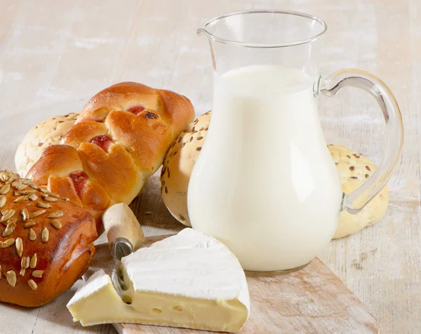 Nybakat bröd med mjölk — Stockfoto