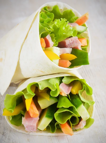 Smörgåsar med skinka, sallad och tomat — Stockfoto