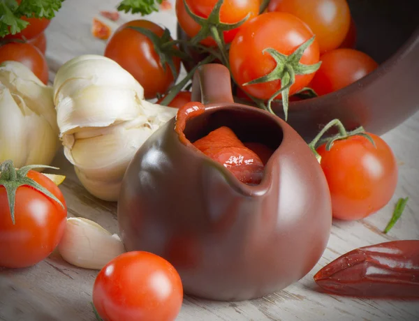 Sos pomidorowy, pomidory i przyprawy — Zdjęcie stockowe
