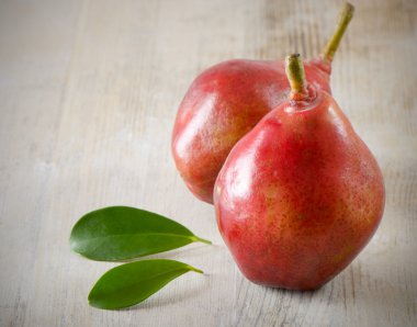 Ahşap bir masada armutlar