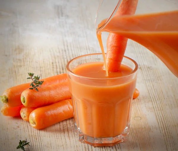 Здоровое питание - морковь и морковный сок — стоковое фото