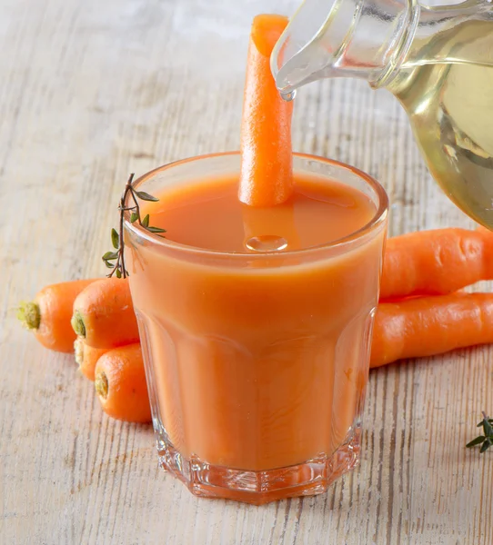 Cibo sano - carote e succo di carote — Foto Stock