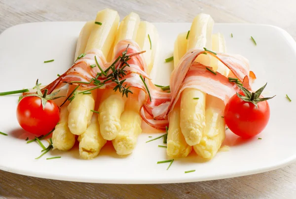 White asparagus served with ham — Stock Photo, Image