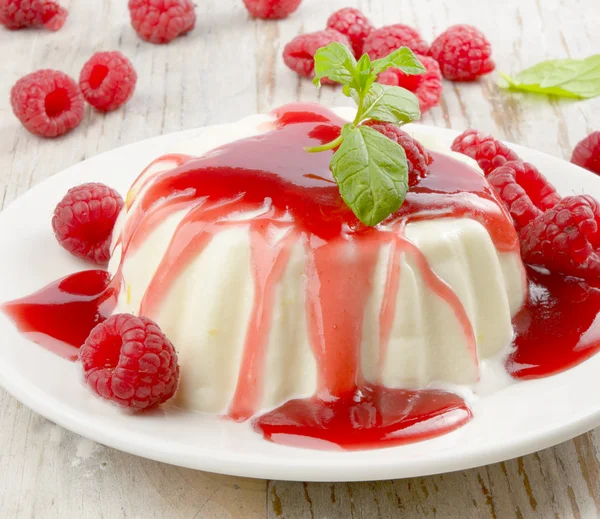 Смачний десерт зі свіжими ягодами та м'ятою — стокове фото