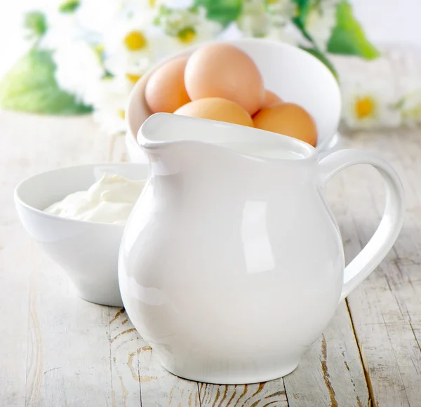 Tasse avec lait et œufs — Photo