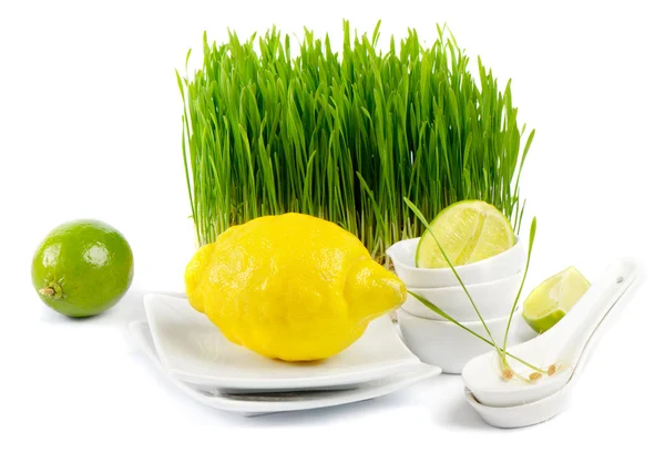 Gezonde voeding - verse citrusvruchten en gekiemde tarwe zaden op de wh — Stockfoto