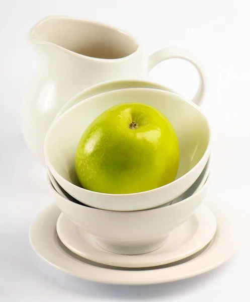 Alimentos saudáveis - maçã verde e sementes de trigo germinadas — Fotografia de Stock