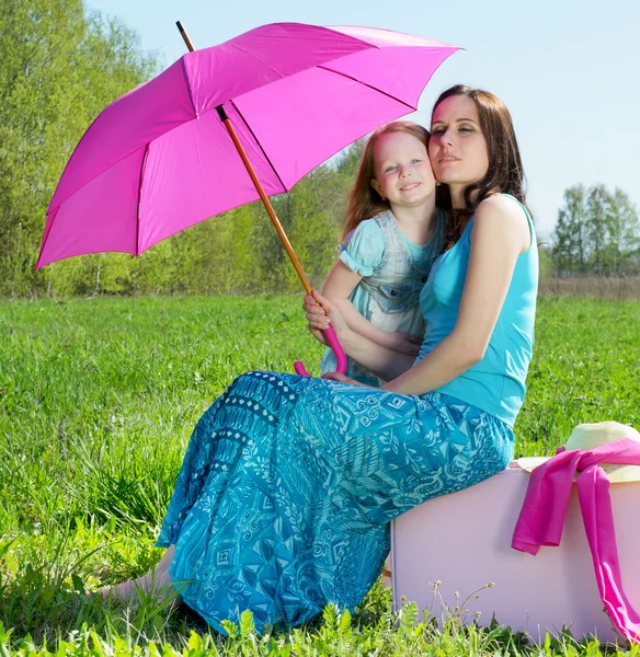 Glad mor og datter udendørs - Stock-foto