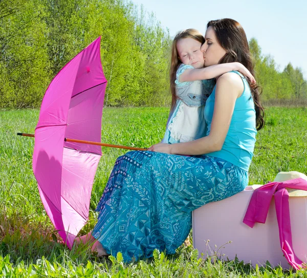 Feliz madre e hija al aire libre — Foto de Stock