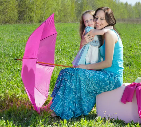 Mãe feliz e filha ao ar livre — Fotografia de Stock