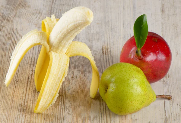 Früchte auf einem Holztisch — Stockfoto