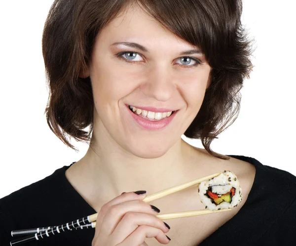 Joven mujer sonriente sosteniendo sushi con palillos — Foto de Stock
